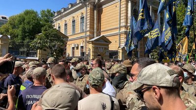 "Нацкорпус" із шинами та прапорами вирушив до ОПУ. Що відбувається