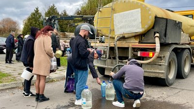 Львів'яни набирають воду з водовоза