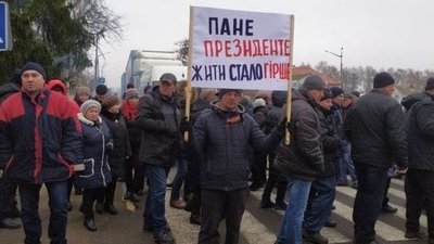 Працівники Чуднівського заводу на годину перекривали автотрасу
