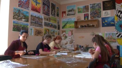 Котики для ЗСУ: у Черкасах діти розмальовують майки бійцям