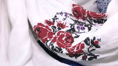 До Дня вишиванки: майстриня з Луцька осучаснює давні вишиті сорочки До Дня вишиванки: майстриня з Луцька осучаснює давні вишиті сорочки