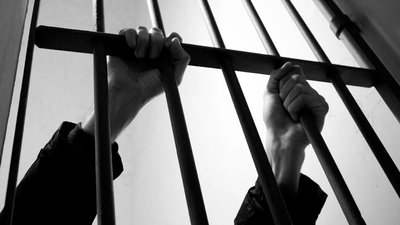 Чоловік за ґратами