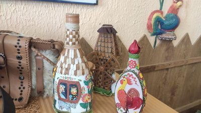 Пляшки оздоблені шкірою
