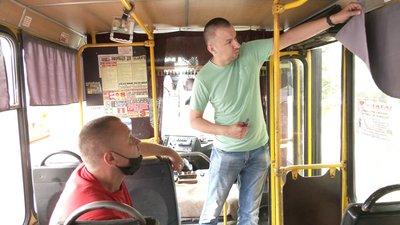 Знімають брудні штори та записують недоліки: як у Рівному перевіряють маршрутки
