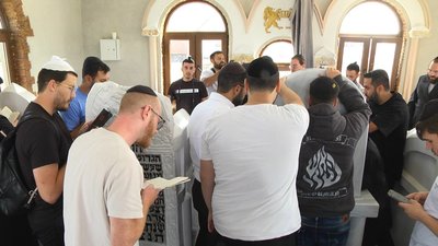 Хасиди під час молитви в Меджибожі, 15 вересня 2023. Фото: Суспільне Хмельницький Хасиди під час молитви в Меджибожі, 15 вересня 2023. Фото: Суспільне Хмельницький