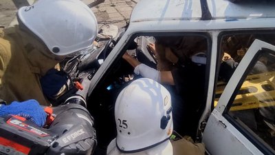 Рятувальники дістають водія з машини, Одещина