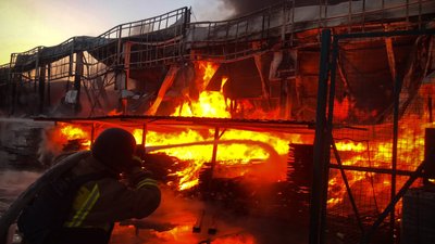 Внаслідок атак РФ на Миколаївщині горів супермаркет і пошкоджено склад Внаслідок атак РФ на Миколаївщині горів супермаркет і пошкоджено склад