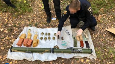 Рівненщина: СБУ знайшла схрон зброї й вибухівки біля кордону з Білоруссю Рівненщина: СБУ знайшла схрон зброї й вибухівки біля кордону з Білоруссю