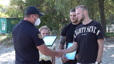 Двох черкаських студентів нагородили подяками за порятунок на воді Двох черкаських студентів нагородили подяками за порятунок на воді
