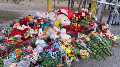 Що відбувається на місці ракетного удару по Дніпру – фоторепортаж Що відбувається на місці ракетного удару по Дніпру – фоторепортаж