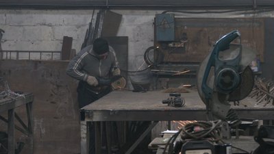 Працівники черкаської кузні виготовляють протитанкові їжаки та буржуйки для армії