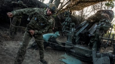 десантники ЗСУ стріляють з гаубиці М777