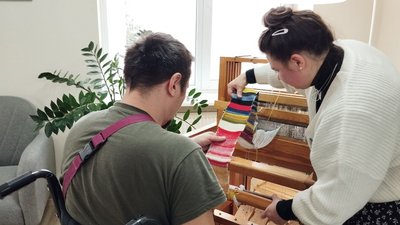 Володимир Кайда за ткацьким верстатом Володимир Кайда за ткацьким верстатом