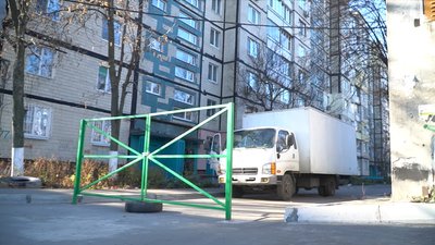 У подвір’ях багатоповерхівок Дніпра знесли 15 самочинно встановлених конструкцій, які заважали руху