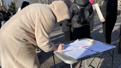 "Дерева — це легені міста". У Миколаєві відбулася акція-протест проти обрізання платанів "Дерева — це легені міста". У Миколаєві відбулася акція-протест проти обрізання платанів