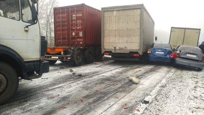 Затор з вантажних автомобілів через аварію утворився біля Боромлі на Сумщині Затор з вантажних автомобілів через аварію утворився біля Боромлі на Сумщині