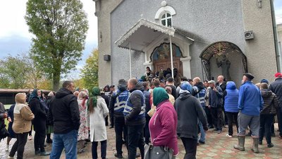 У селі на Буковині ПЦУ увійшла в храм, де досі правила службу УПЦ МП. Що відомо У селі на Буковині ПЦУ увійшла в храм, де досі правила службу УПЦ МП. Що відомо