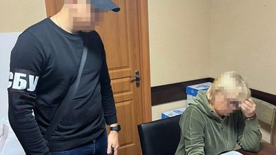 "Закликала вчити дітей за російською програмою". Вчительку з Вовчанська затримали за держзраду