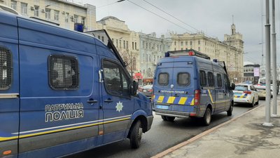 Харківську міськраду пікетують перед сесією: посилили охорону Харківську міськраду пікетують перед сесією: посилили охорону