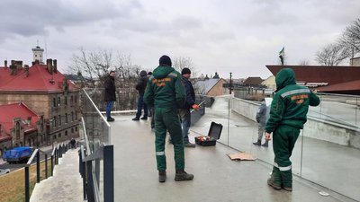У Львові замінили скло на Меморіалі Небесної Сотні У Львові замінили скло на Меморіалі Небесної Сотні