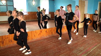 В одному з сіл Житомирщини просять відремонтувати Будинок культури, де займаються танцями 50 дітей