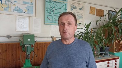 У ліцеї на Житомирщині шиють подушки, плетуть маскувальні сітки та зробили понад дві тисячі окопних свічок У ліцеї на Житомирщині шиють подушки, плетуть маскувальні сітки та зробили понад дві тисячі окопних свічок