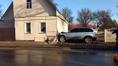 Дві аварії сталися у Чернігові через ожеледицю на дорозі