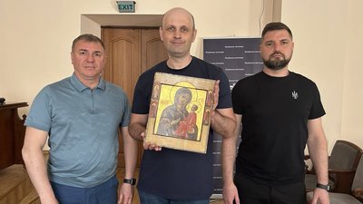 Львівські митники передали маріупольському музею старовинну Львівські митники передали маріупольському музею старовинну