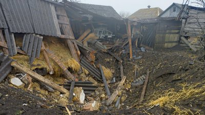 Поранений місцевий житель, пошкоджені будівлі: Сумщину обстріляли з території Росії