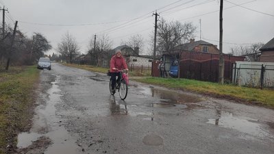 Водії з’їжджають на ґрунтовий шлях: на Волині просять відремонтувати дорогу в напрямку Львова Водії з’їжджають на ґрунтовий шлях: на Волині просять відремонтувати дорогу в напрямку Львова