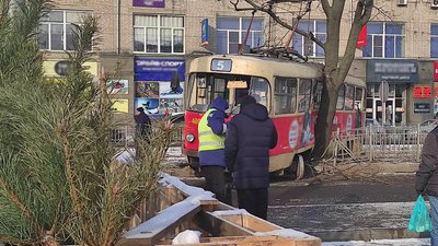 У Харкові трамвай зійшов з рейок та врізався у дерево: що відомо