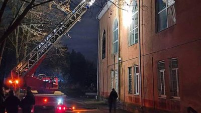 У Миколаєві виникла пожежа на даху будинку культури У Миколаєві виникла пожежа на даху будинку культури