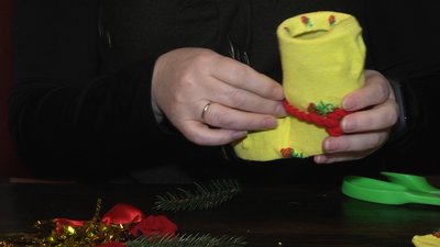 Житомирянка Людмила Лаврентюк створює різдвяні черевички для оформлення подарунків
