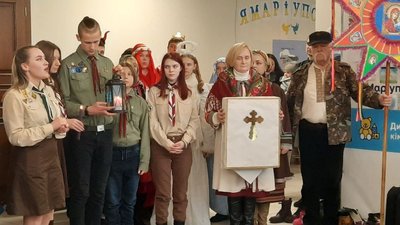 На Кіровоградщині церквам, військовим та волонтерам передали Вифлеємський вогонь миру На Кіровоградщині церквам, військовим та волонтерам передали Вифлеємський вогонь миру