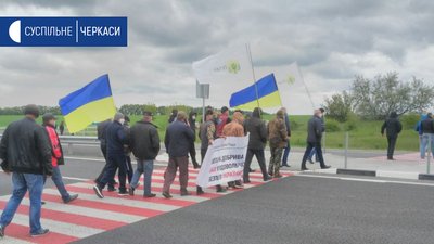 Аграрії Черкащини вийшли на акцію протесту проти введення квот на імпорт добрив Аграрії Черкащини вийшли на акцію протесту проти введення квот на імпорт добрив