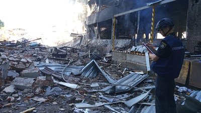 Наслідки ракетного обстрілу Харкова 17 липня: фото поліції Наслідки ракетного обстрілу Харкова 17 липня: фото поліції