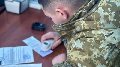 Прикордонник перевіряє документи