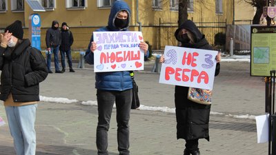 "Квіти клумбам, а права жінкам". У Вінниці відбулась мирна акція "Кожна за себе! Кожна – за всіх!" "Квіти клумбам, а права жінкам". У Вінниці відбулась мирна акція "Кожна за себе! Кожна – за всіх!"