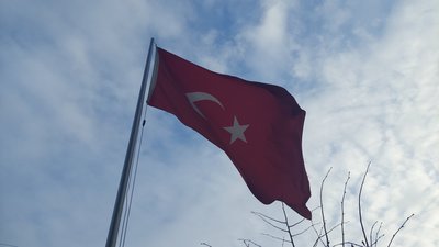 Харків'яни приносять квіти до почесного консульства Туреччини