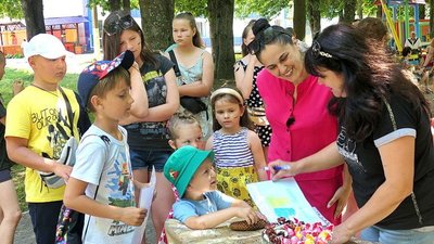 У Ямполі на Сумщині зібрали дитячі малюнки для військових