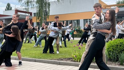 Танець як символ життя: в одній і черкаських гімназій репетирують шкільний вальс Танець як символ життя: в одній і черкаських гімназій репетирують шкільний вальс