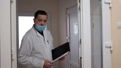 "Скорочення і нижча ставка". Чи можуть лікарні Буковини платити підвищені зарплати