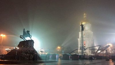 На головну ялинку на Софійській площі почали монтувати гілки
