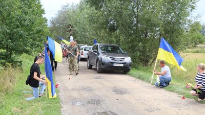 У селі Охтирського району на Сумщині провели в останню путь військового Євгена Гнітія У селі Охтирського району на Сумщині провели в останню путь військового Євгена Гнітія