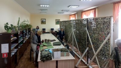 У сумській бібліотеці волонтери навчають виготовляти маскувальні сітки для військових У сумській бібліотеці волонтери навчають виготовляти маскувальні сітки для військових