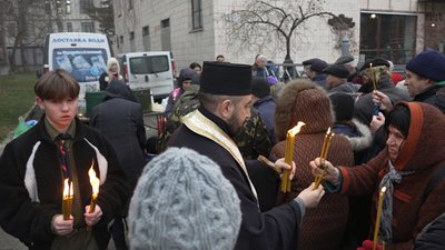 Вифлеємський вогонь миру, роздають гарячу їжу