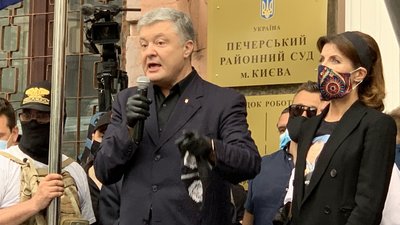 У ДБР заявили, що Порошенко не здав закордонні паспорти всупереч рішенню суду. Адвокат заперечив