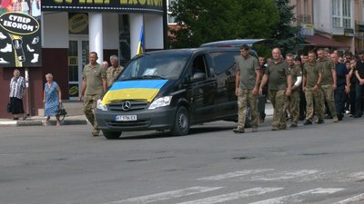 На Прикарпатті попрощалися з першим головою Тлумацької громади Романом Круховським, який загинув на війні На Прикарпатті попрощалися з першим головою Тлумацької громади Романом Круховським, який загинув на війні
