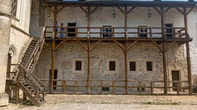 Дерев'яна галерея зі сходами, які ведуть до казарми Хотинської фортеці
