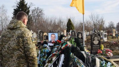 Батькам загиблого прикордонника Максима Єлфімова з Путивля вручили орден сина Батькам загиблого прикордонника Максима Єлфімова з Путивля вручили орден сина